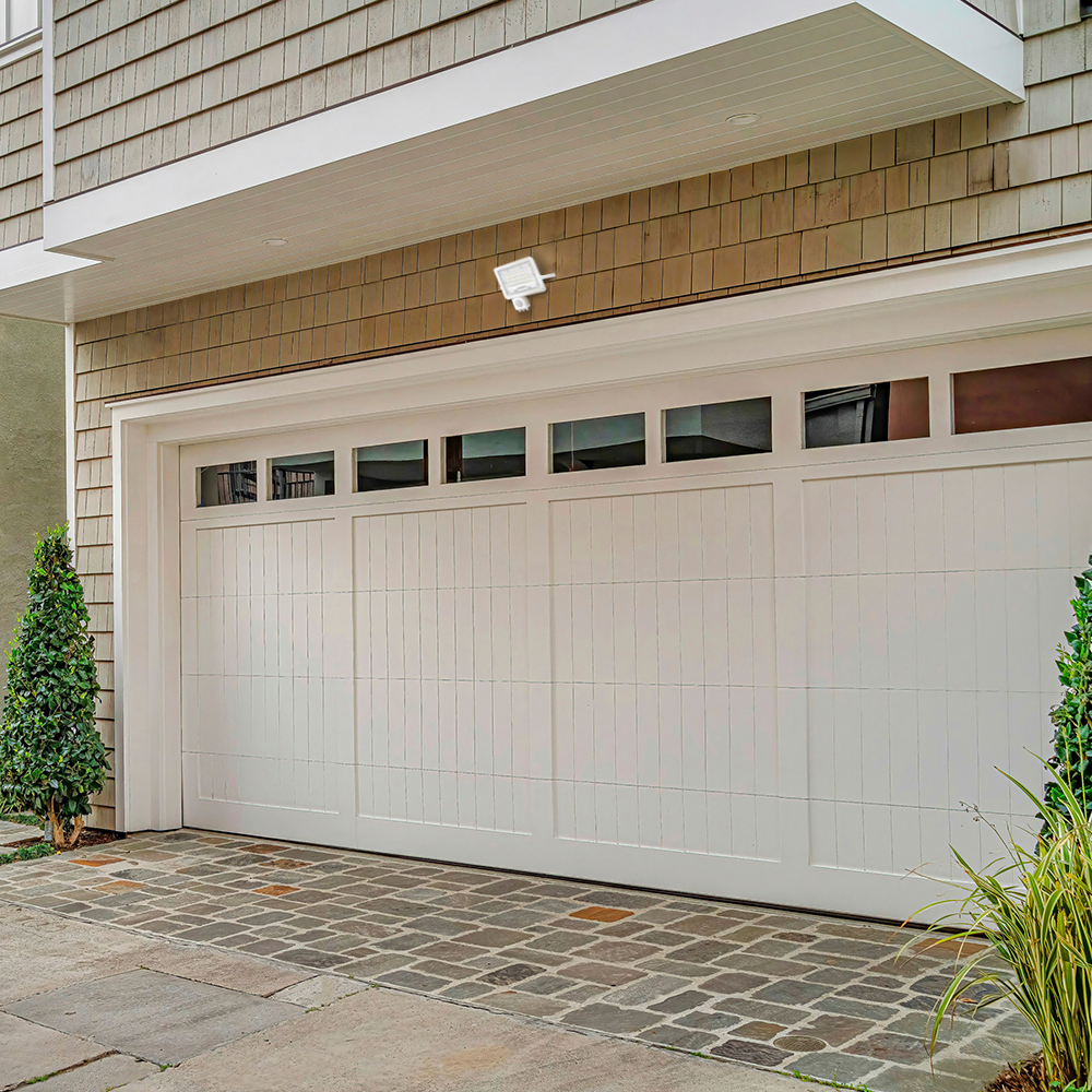 LED reflektor nad vchodem do garáže